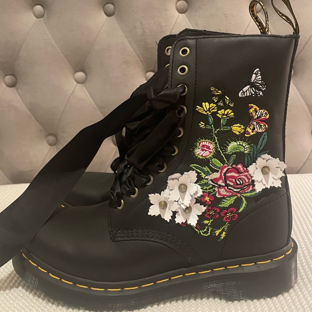 Doc Marten’s 1490 Floral Bloom